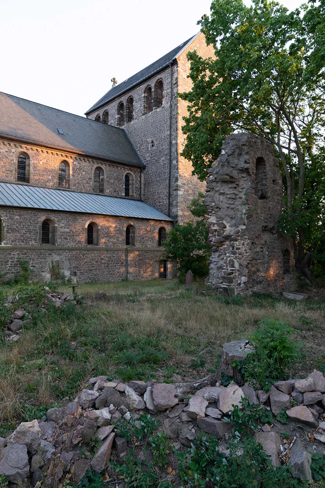 Kloster Petersberg und Reste der ersten Kapelle